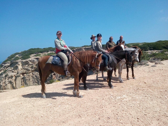 tutti insieme a cavallo.jpg